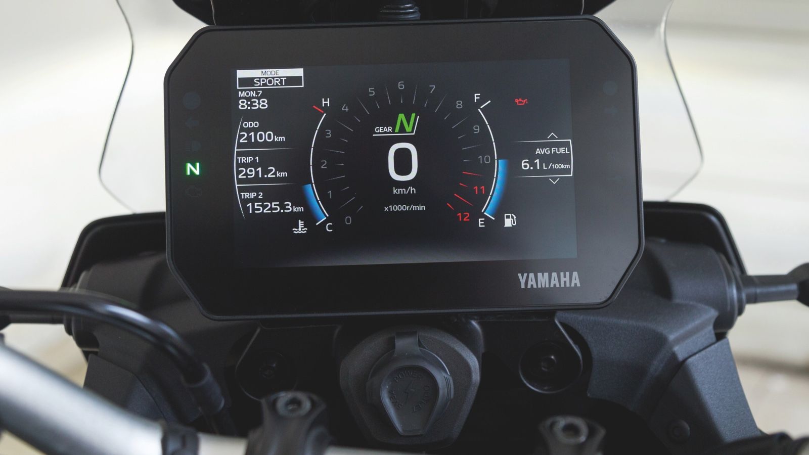 Στο κομμάτι της πληροφόρησης, από τις μικρές διπλές οθόνες του προκατόχου περνάμε σε μια TFT 7 ιντσών με τρία διαφορετικά μοτίβα απεικόνισης και θύρα USB-C στο κάτω μέρος για φόρτιση ηλεκτρικών συσκευ