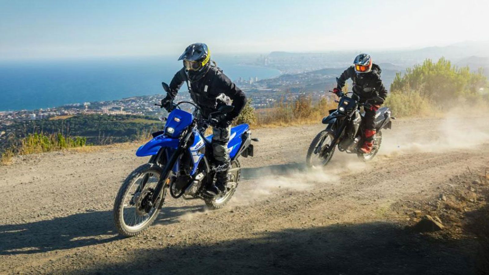 Η Yamaha προχώρησε στην επίσημη παρουσίαση της WR125R, σηματοδοτώντας την επιστροφή ενός μοντέλου που είχε αποκτήσει ξεχωριστή θέση στην κατηγορία των μικρών dual-sport μοτοσυκλετών. Η νέα γενιά έρχετ