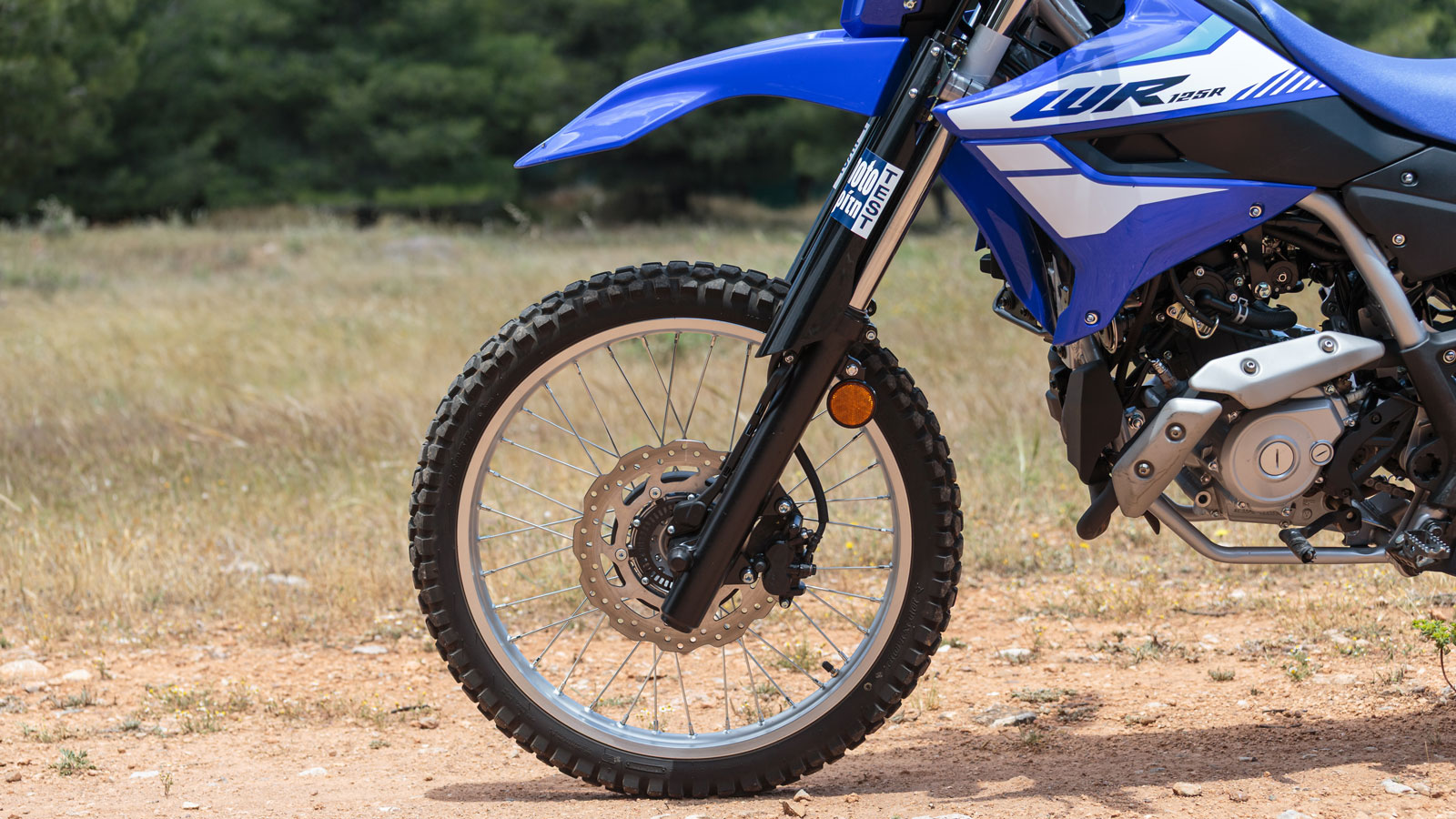 Στο σύστημα πέδησης, η WR125R εξοπλίζεται με δύο δίσκους 267χιλ εμπρός και 220χιλ πίσω, καθώς και με «χωμάτινο» ABS