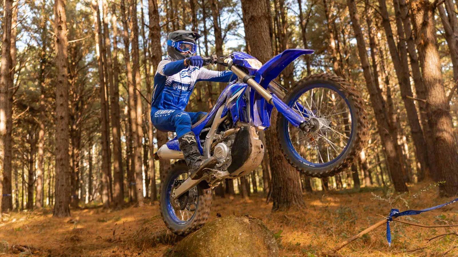 Η Yamaha προχωρά σε στοχευμένο φρεσκάρισμα για τα WR250F και WR450F του 2026, εισάγοντας μια λειτουργία που μπορεί να αλλάξει τα δεδομένα στο off-road: αντικλεπτικό κλείδωμα ECU. Μέσω της εφαρμογής Ya