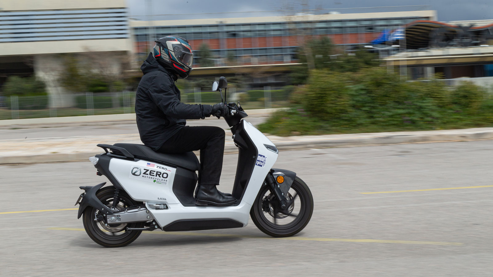 Η άποψή μας όμως είναι πως αυτό ισχύει μέχρι τη στιγμή που θα βρεθείς επάνω σε ένα ηλεκτροκίνητο scooter, και θα εκτιμήσεις το γεγονός πως σε ήρεμες συνθήκες περιβάλλοντος, ο μόνος ήχος που ακούς είνα