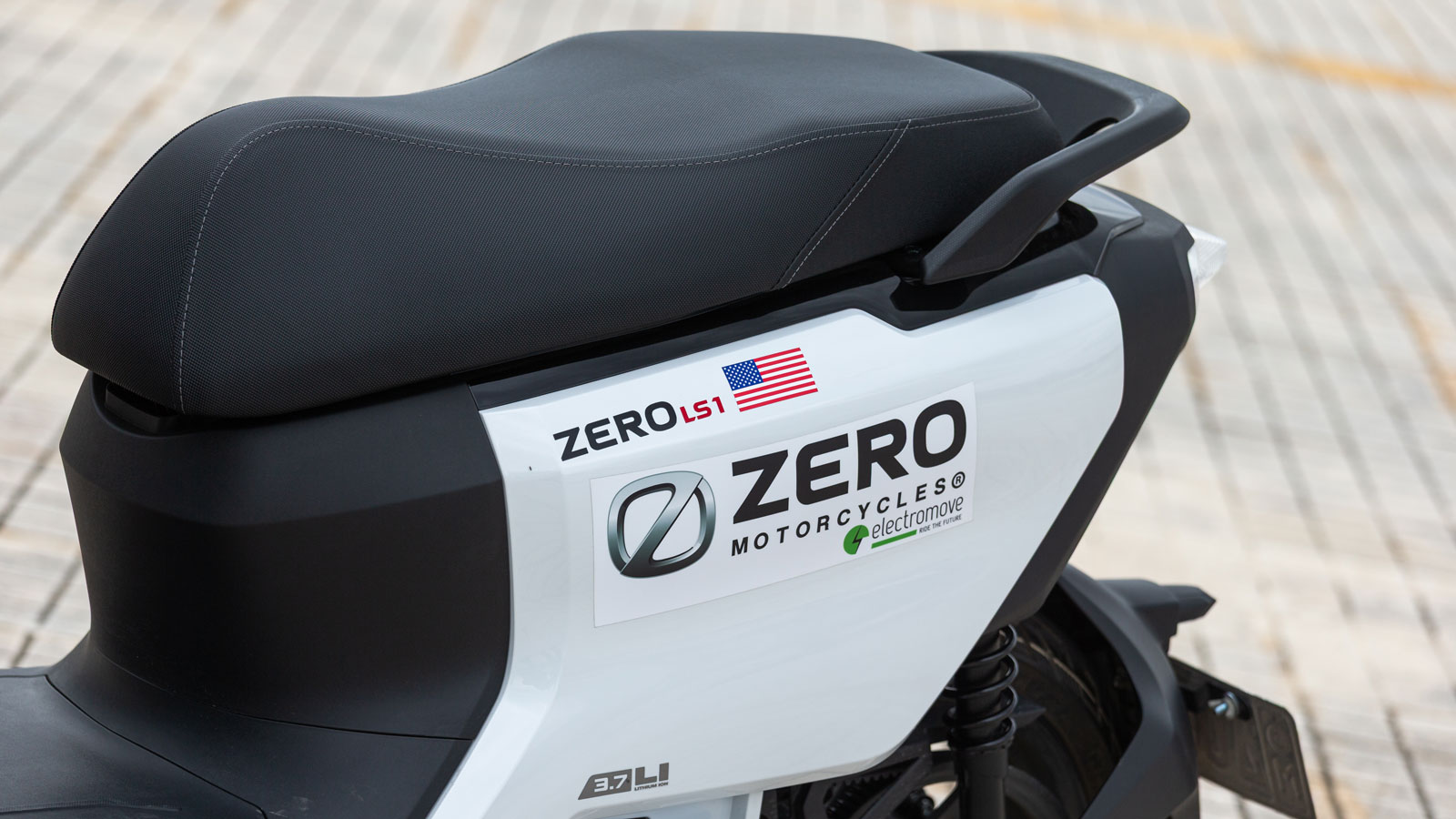 Η σέλα είναι άνετη για επιβάτη και συνεπιβάτη ενώ τα 780χιλ. απόστασης από το έδαφος θα επιτρέψουν στην πλειονότητα των αναβατών να πατήσουν κάτω και με τα δυο πόδια. 