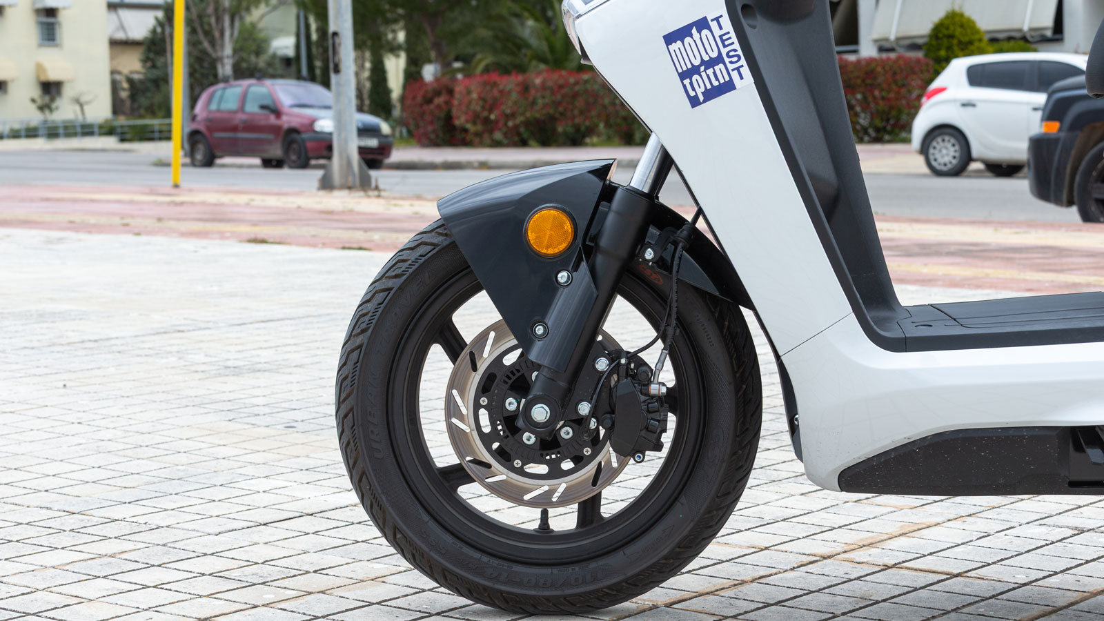 τα φρένα, έχουμε ένα ιδιαίτερα αποδοτικό σύστημα με δυο δισκόπλακες που συνεργάζονται με διπίστονη δαγκάνα εμπρός και μονοπίστονη πίσω, οι οποίες με τη σειρά τους εδράζονται σε τροχούς με διαστάσεις 1