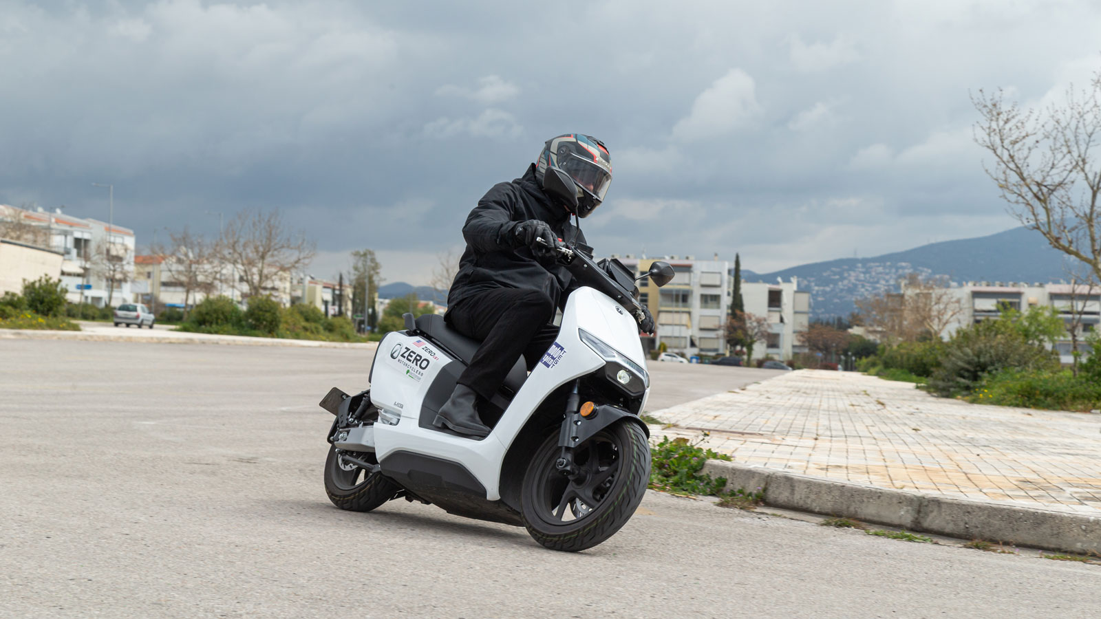 Αν λοιπόν οι σκέψεις σου κινούνται στην κατηγορία των 125 κυβικών και θες παράλληλα να μειώσεις κατακόρυφα το κόστος κίνησης και συντήρησης, είναι χωρίς αμφιβολίας μια επιλογή που αξίζει να δώσεις την