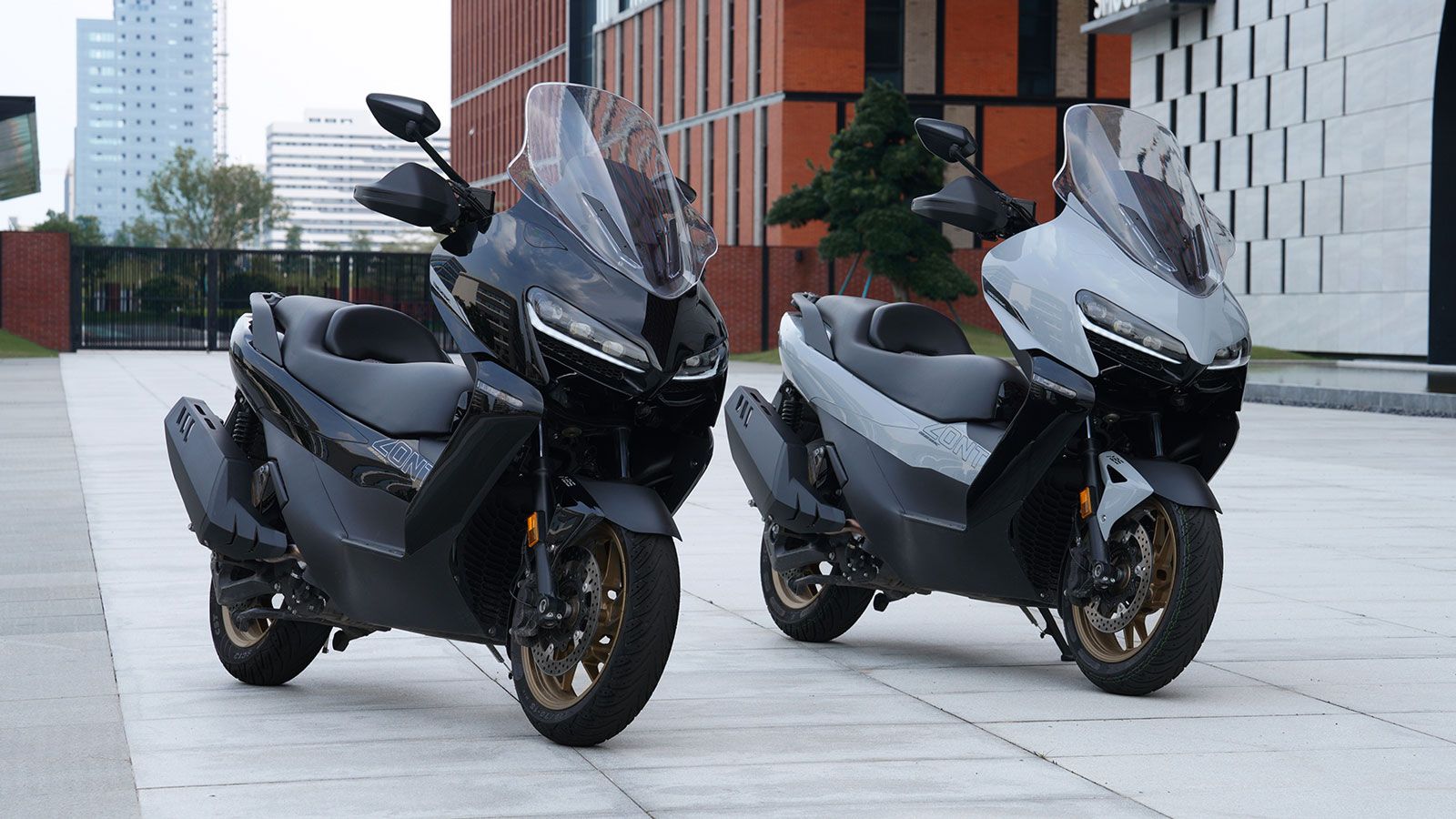 Scooter με 39 ίππους, traction control και κάμερες εμπρός-πίσω με 5.195 ευρώ Scooter με 39 ίππους, traction control και κάμερες εμπρός-πίσω με 5.195 ευρώ