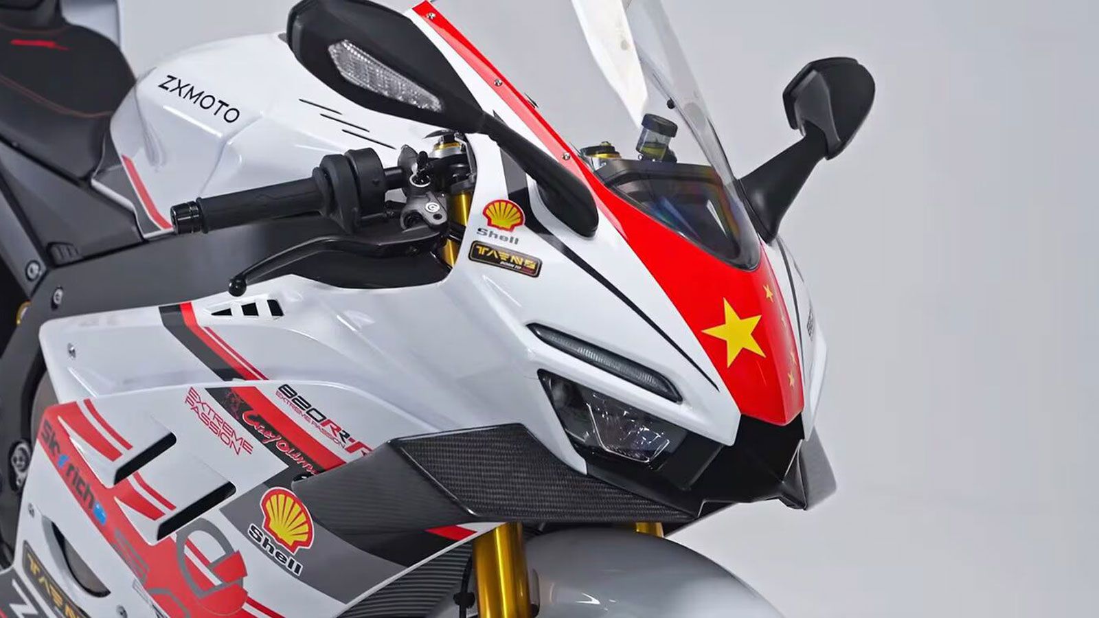 Η κινεζική ZXMoto εμφανίστηκε μόλις πριν λίγα χρόνια, αλλά έχει ήδη καταφέρει να τραβήξει την προσοχή της παγκόσμιας αγοράς. Ιδρυτής της είναι ο Zhang Xue, ο άνθρωπος που είχε δημιουργήσει και την Kov