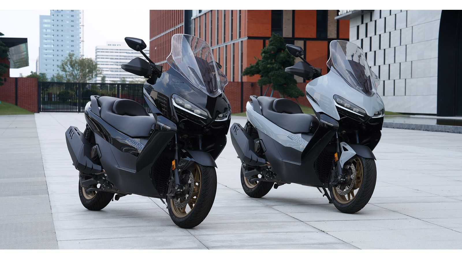 Το scooter διαθέτει δύο προγράμματα λειτουργίας ECO / Sport, με αυτόματη μετάβαση στο Sport πάνω από τις 7.000 σ.α.λ.. Το μεγάλο ρεζερβουάρ 17 λίτρων προσφέρει αυτονομία ταξιδιού, ενώ η ειδικά σχεδιασ Το scooter διαθέτει δύο προγράμματα λειτουργίας ECO / Sport, με αυτόματη μετάβαση στο Sport πάνω από τις 7.000 σ.α.λ.. Το μεγάλο ρεζερβουάρ 17 λίτρων προσφέρει αυτονομία ταξιδιού, ενώ η ειδικά σχεδιασ