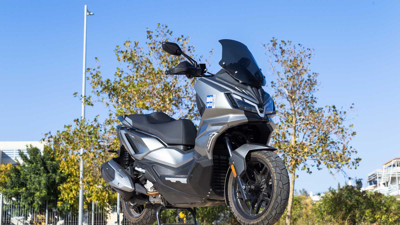 SYM ADX 300: Τιμή από 4.995 ευρώ και όλες τις ανέσεις της κατηγορίας 