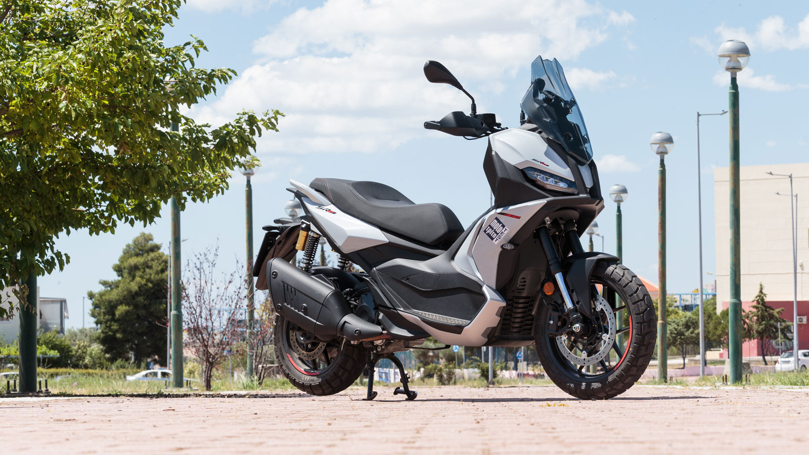 Το SR GT 400 δεν ακολουθεί τη συμβατική αισθητική των GT scooter, αντιθέτως υιοθετεί στοιχεία από τις sport και adventure μοτοσυκλέτες της εταιρείας, δημιουργώντας μια ξεχωριστή crossover ταυτότητα, σ