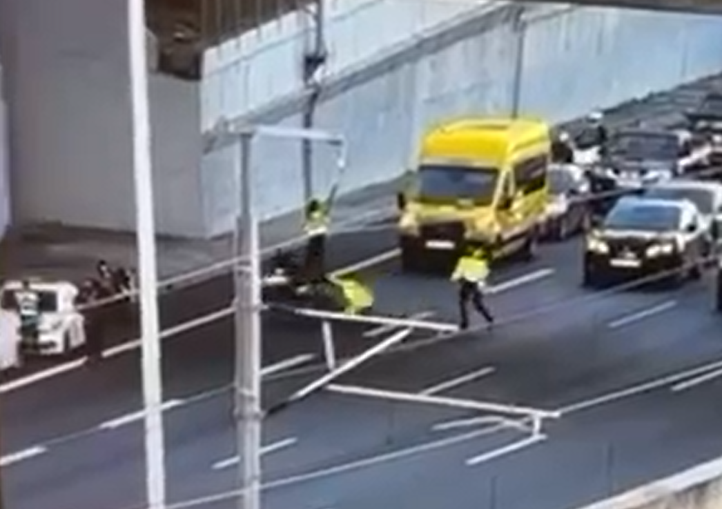 Οδηγός μοτοσυκλέτας παρέσυρε τροχονόμο στην Αττική Οδό - (BINTEO)