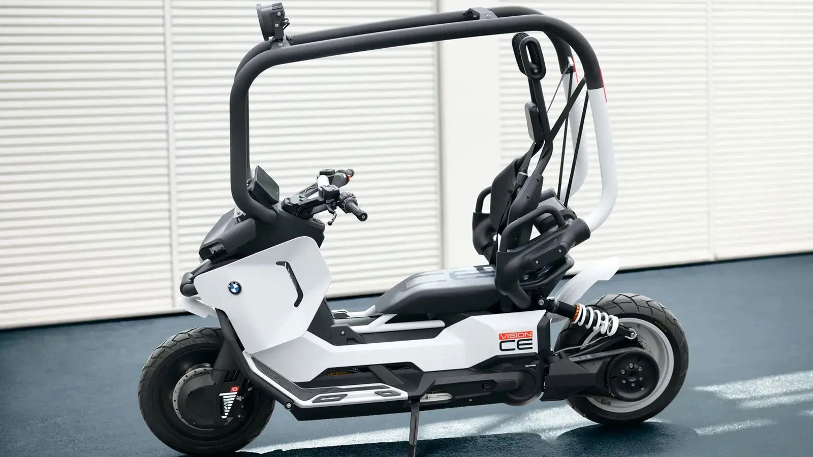 Η BMW επαναφέρει την ιδέα ενός scooter με «κλωβό» ασφαλείας
