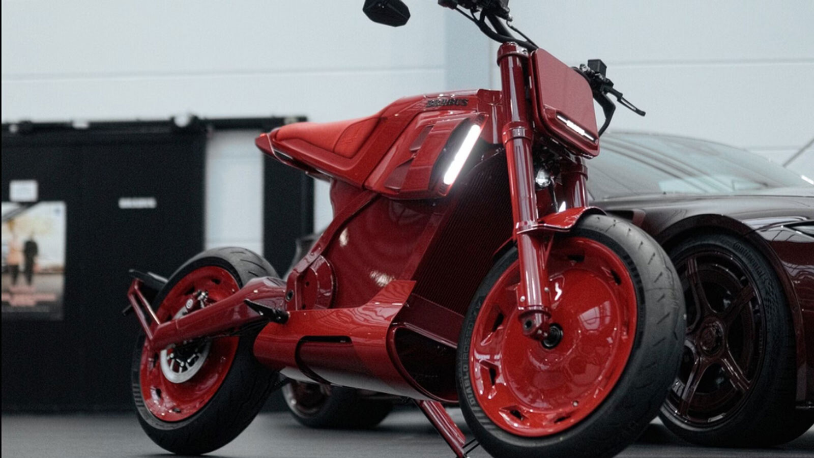 Η αποκάλυψη έγινε στο Milan Design Week, κάτι που από μόνο του δείχνει τον χαρακτήρα του μοντέλου. Η DAB 1α δεν παρουσιάζεται μόνο ως μοτοσυκλέτα, αλλά και ως αντικείμενο design, με premium αισθητική 