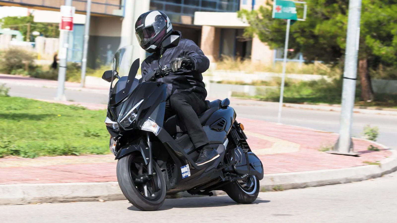 Σε πραγματικές συνθήκες, η αυτονομία φτάνει έως και τα 200 χιλιόμετρα στο πρόγραμμα D1 (τελική 50χλμ/ώρα), τα 158 χλμ στο D2 (τελική 80χλμ/ώρα) και στα 110 χλμ στο D3 (τελική 130χλμ/ώρα). 