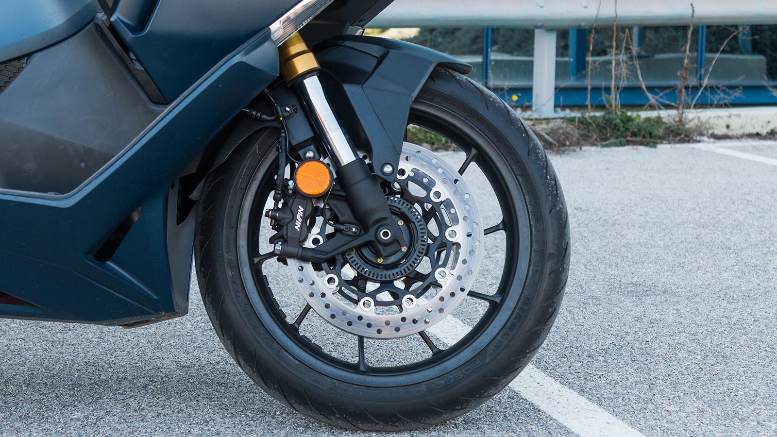 Τα πολύ δυνατά φρένα-ίδιο setup με το X-ADV- περιλαμβάνουν δύο δίσκους 310 χιλιοστών και ακτινικές δαγκάνες 4 εμβόλων της Nissin. Το ανεστραμμένο πιρούνι Big Piston της Showa 41 χιλιοστών μπορεί να μη
