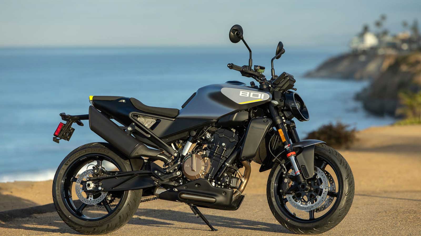 Husqvarna Svartpilen 801 – Vitpilen 801: Απόλυτος φουτουρισμός και γκάζι που χορταίνει. Husqvarna Svartpilen 801 – Vitpilen 801: Απόλυτος φουτουρισμός και γκάζι που χορταίνει.