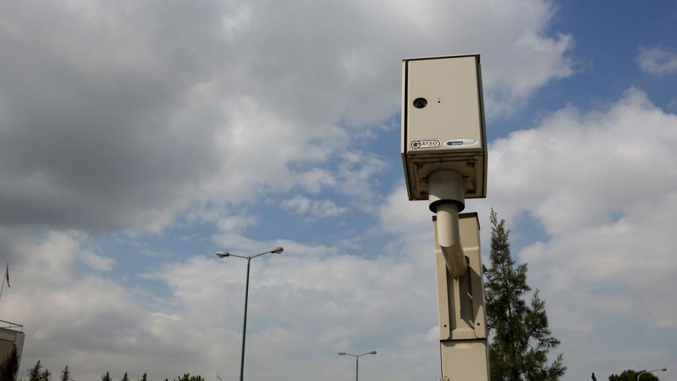 Η Θεσσαλονίκη έγινε το πρώτο πεδίο δοκιμής των νέων καμερών με ΑΙ που εφαρμόζουν τον ανανεωμένο Κώδικα Οδικής Κυκλοφορίας. Δύο συστήματα τοποθετήθηκαν στη λεωφόρο Μεγάλου Αλεξάνδρου και μέσα στις πρώτ Η Θεσσαλονίκη έγινε το πρώτο πεδίο δοκιμής των νέων καμερών με ΑΙ που εφαρμόζουν τον ανανεωμένο Κώδικα Οδικής Κυκλοφορίας. Δύο συστήματα τοποθετήθηκαν στη λεωφόρο Μεγάλου Αλεξάνδρου και μέσα στις πρώτ