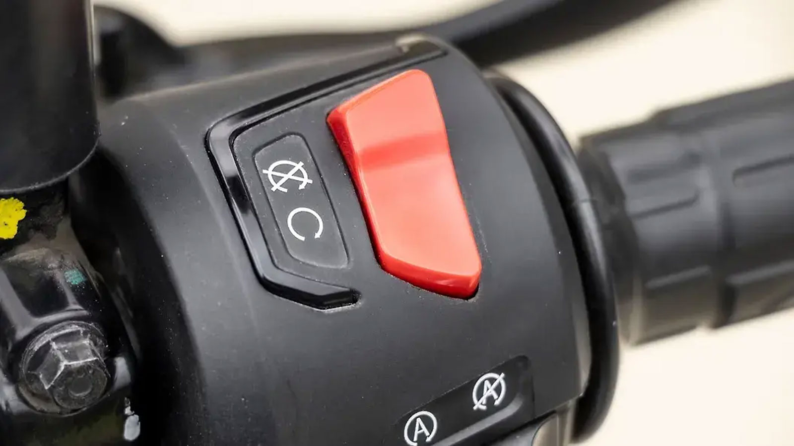 Ο διακόπτης σβησίματος κινητήρα ή kill switch δεν τοποθετήθηκε τυχαία στις σύγχρονες μοτοσυκλέτες. Η προέλευσή του βρίσκεται στις αγωνιστικές μοτοσυκλέτες, σε μια εποχή όπου πολλοί δίχρονοι κινητήρες Ο διακόπτης σβησίματος κινητήρα ή kill switch δεν τοποθετήθηκε τυχαία στις σύγχρονες μοτοσυκλέτες. Η προέλευσή του βρίσκεται στις αγωνιστικές μοτοσυκλέτες, σε μια εποχή όπου πολλοί δίχρονοι κινητήρες