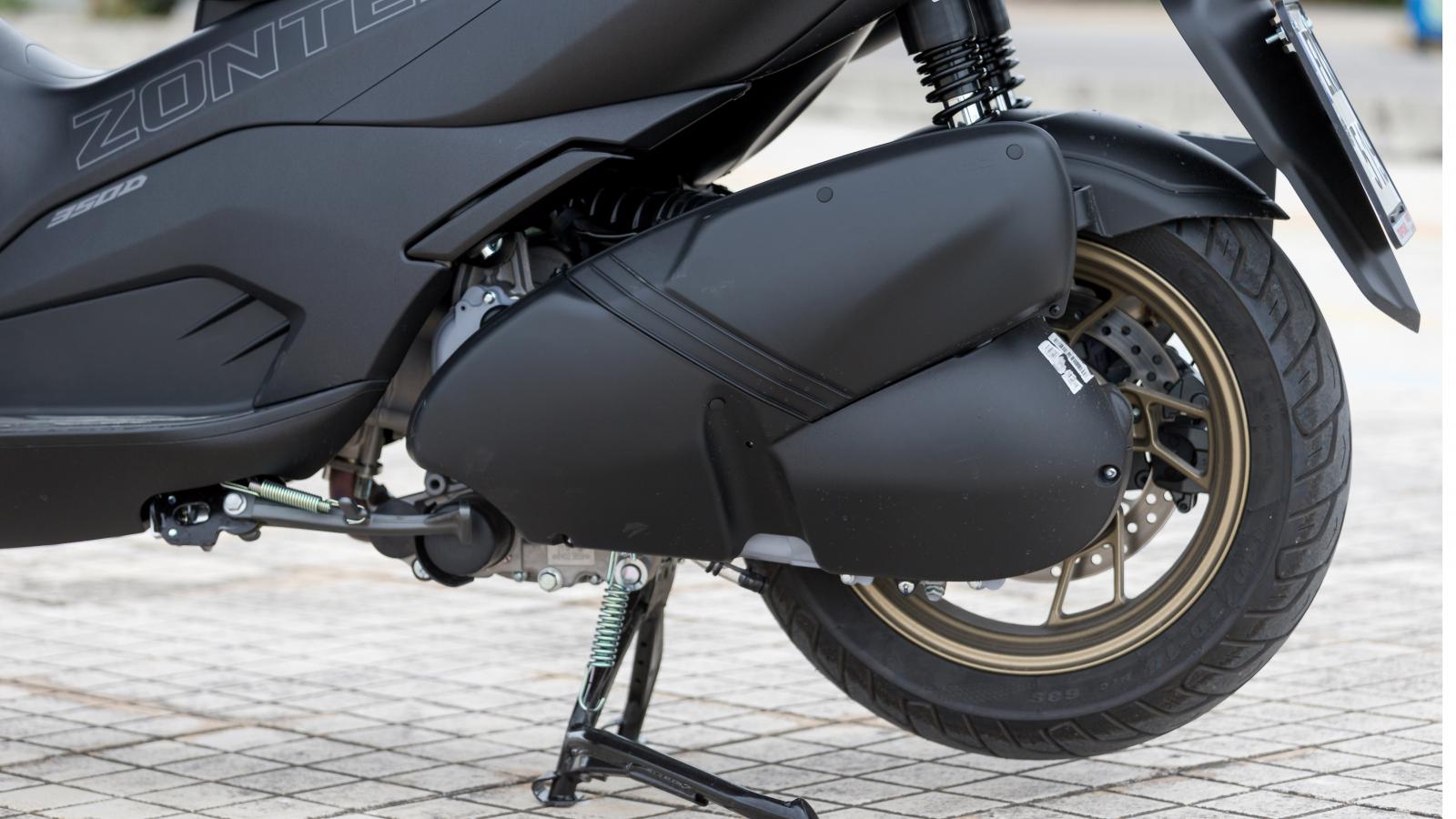 Το Zontes D350 τροφοδοτείται από την ίδια μονάδα που έχουμε ήδη γνωρίσει μέσω του Zontes E350. Πρόκειται για έναν τετράχρονο, μονοκύλινδρο κινητήρα 349cc, ο οποίος είναι ο δυνατότερος της κατηγορίας, 