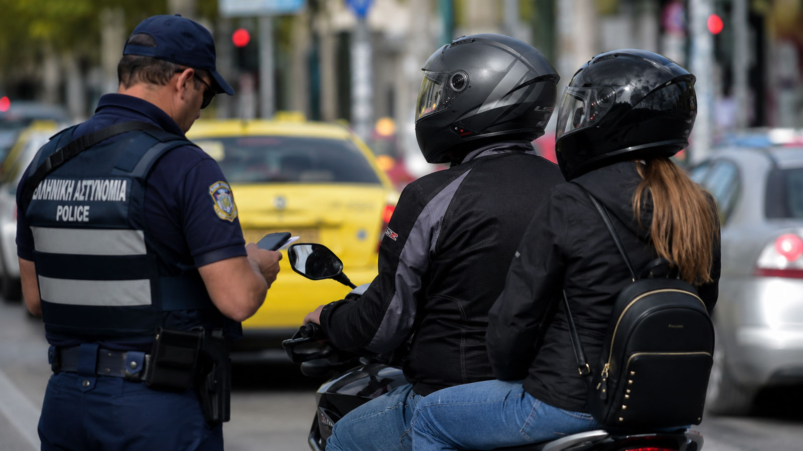 Ο νέος ΚΟΚ αλλάζει την ευθύνη για το κράνος του συνεπιβάτη Ο νέος ΚΟΚ αλλάζει την ευθύνη για το κράνος του συνεπιβάτη