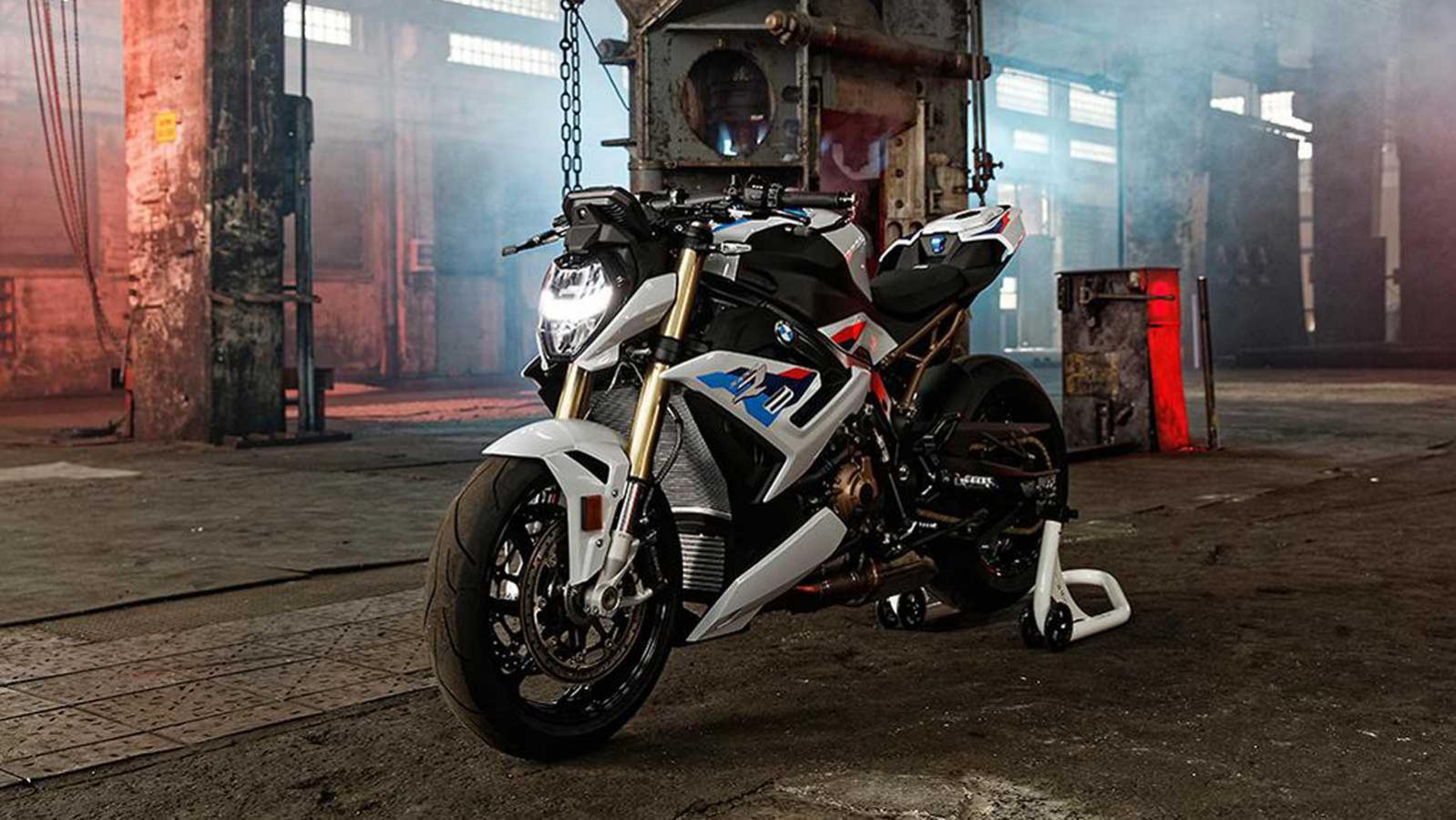 Η χρονιά ήταν 2021 και η BMW παρουσίαζε την ανανεωμένη S1000 R, με αλλαγές που ήταν ορατές από το πρώτο βλέμμα αλλά έκρυβαν πολλά παραπάνω.