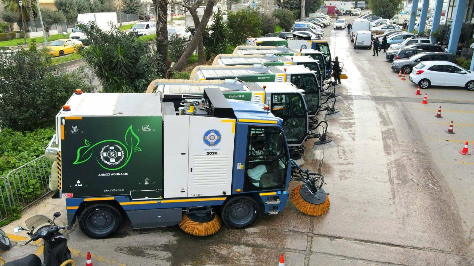 Ο Χάρης Δούκας παρουσίασε τα 6 νέα μηχανοκίνητα σάρωθρα που εντάσσονται στον στόλο καθαριότητας του Δήμος Αθηναίων, σηματοδοτώντας μια ουσιαστική αναβάθμιση στις υπηρεσίες της πόλης.