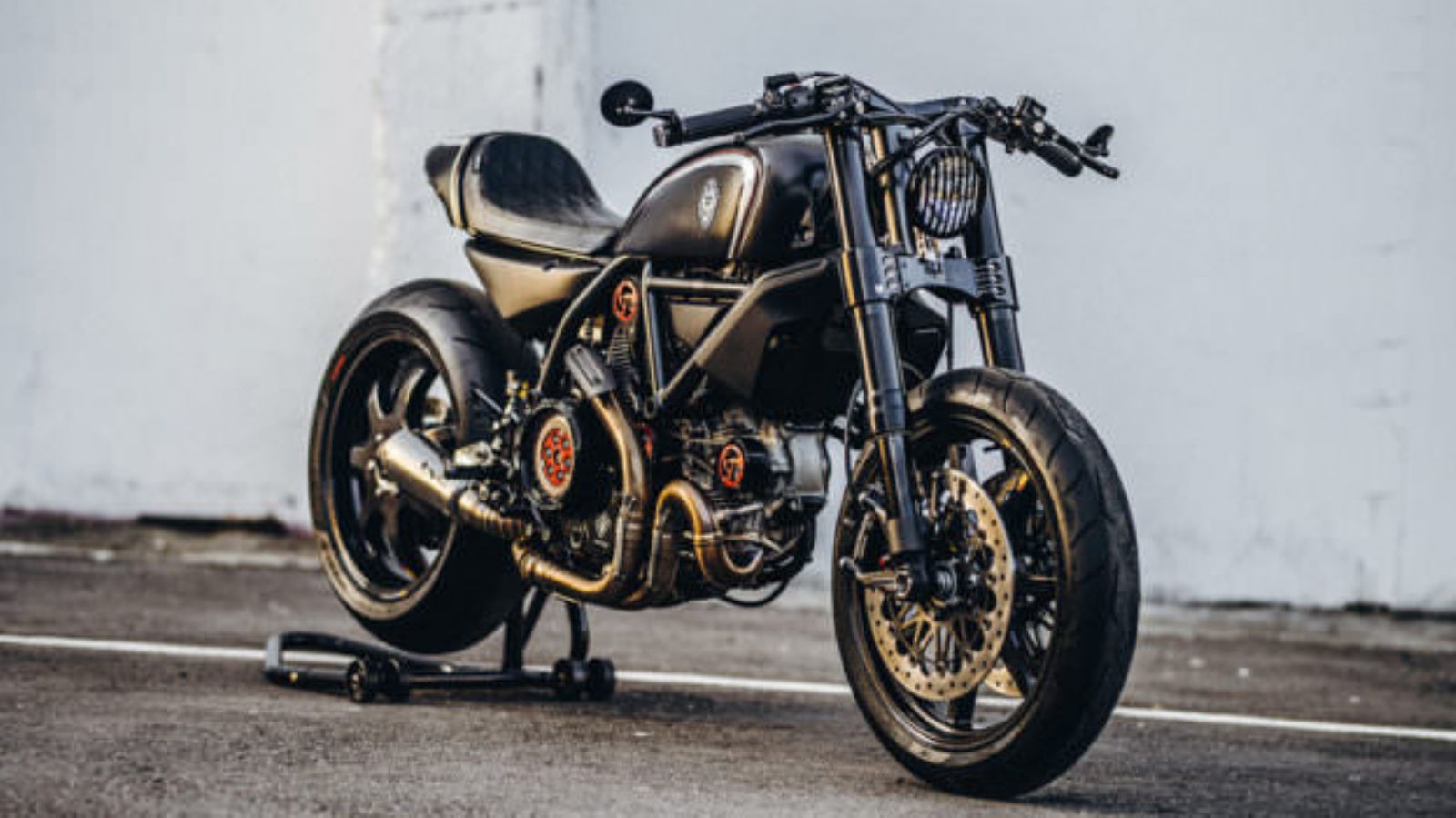 Дорожный байк. Ducati Scrambler Cafe Racer. Чоппер кафе рейсер. Дукати кафе рейсер. Ducati Bobber.