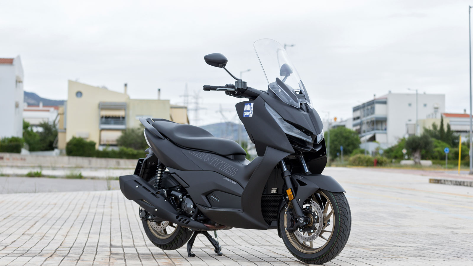Η σχεδίαση του Zontes D350 αντανακλά τον πολυμορφικό χαρακτήρα του, καθώς ναι μεν το γενικό σχήμα Boomerang είναι χαρακτηριστικό των GT Scooters, όμως η ελαφρώς ανασηκωμένη μούρη με τις κοφτές γωνίες 