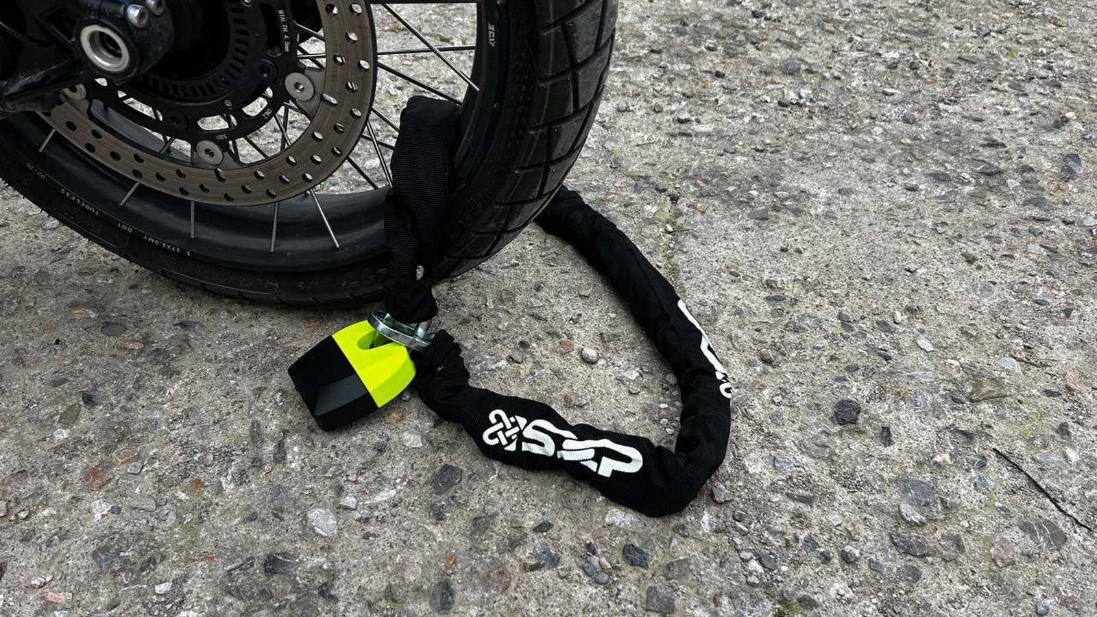 Κουλούρα αλυσίδας μαζί με λουκέτο από την SXP.