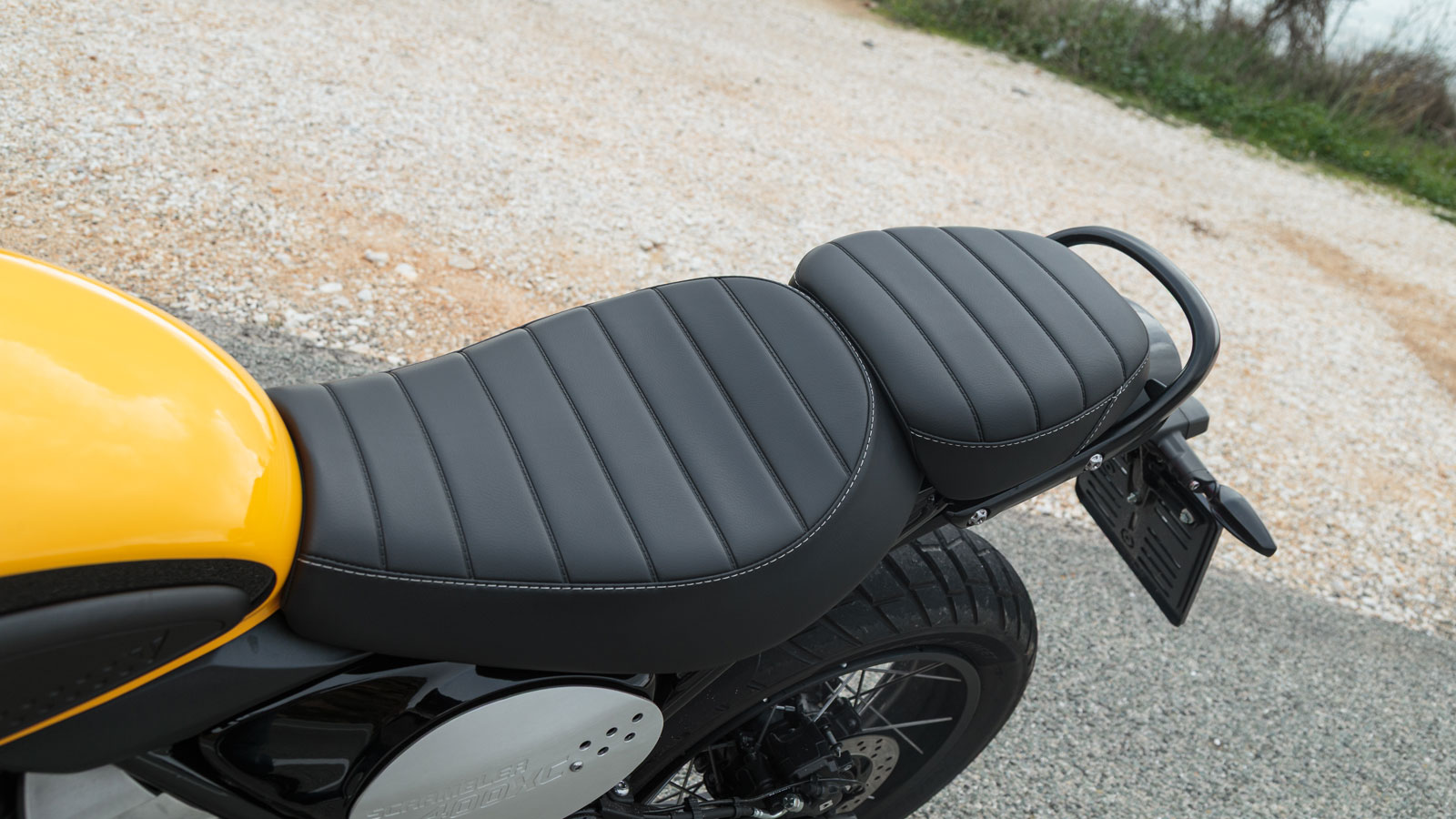 Η λεπτή σέλα δύο τμημάτων επιτρέπει άνετη τοποθέτηση για οδηγό και συνεπιβάτη, ενώ το ύψος σέλας στα 835 χλστ διαμορφώνει μια όρθια, ξεκάθαρη θέση οδήγησης με πολύ καλή εποπτεία του δρόμου.