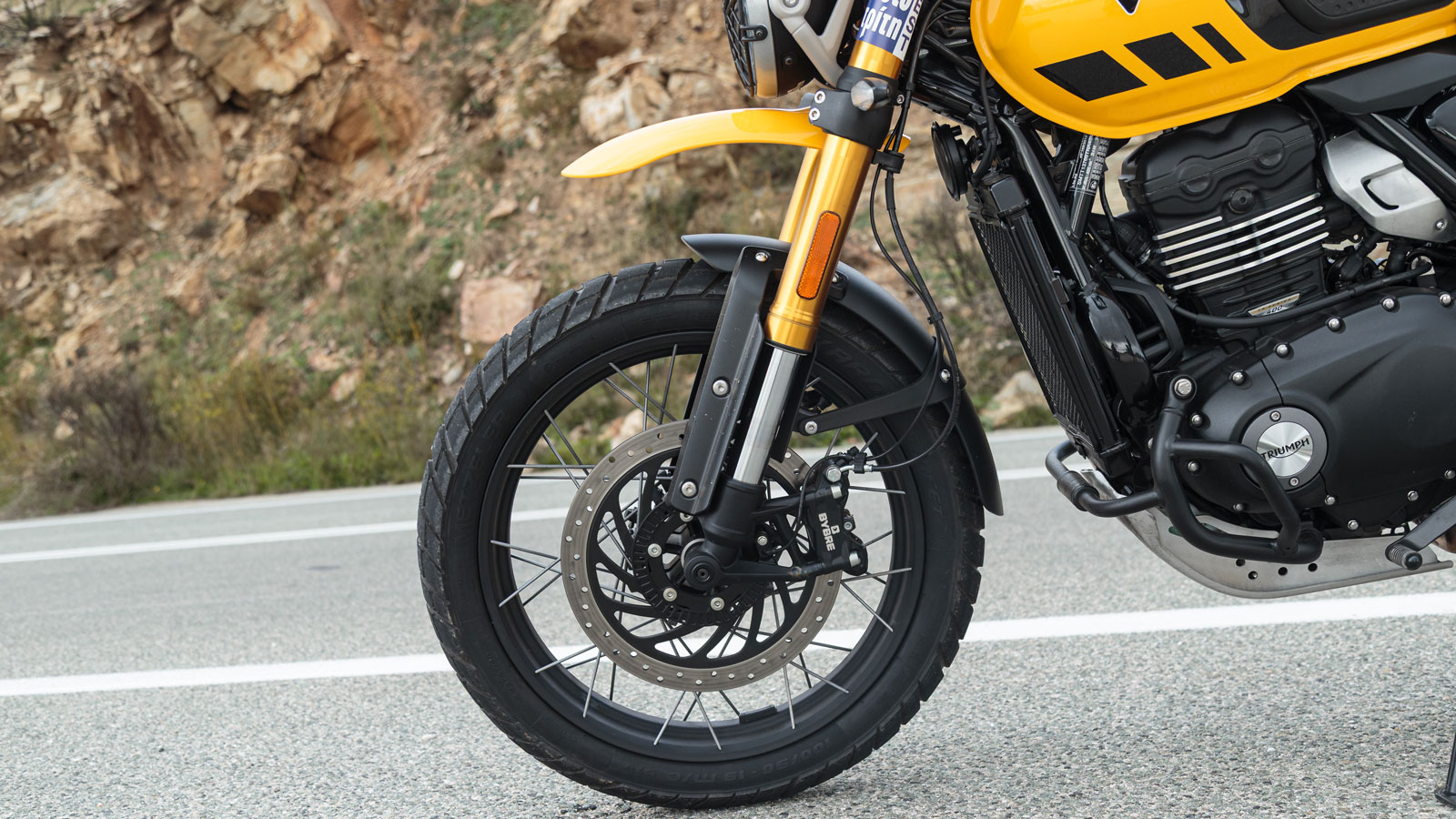 Στα φρένα, η Scrambler 400 XC εξοπλίζεται εμπρός με δίσκο 320 χλστ. και ακτινική δαγκάνα 4 εμβόλων, ενώ πίσω χρησιμοποιείται δίσκος 230 χλστ. με πλευστή δαγκάνα 1 εμβόλου ByBre.