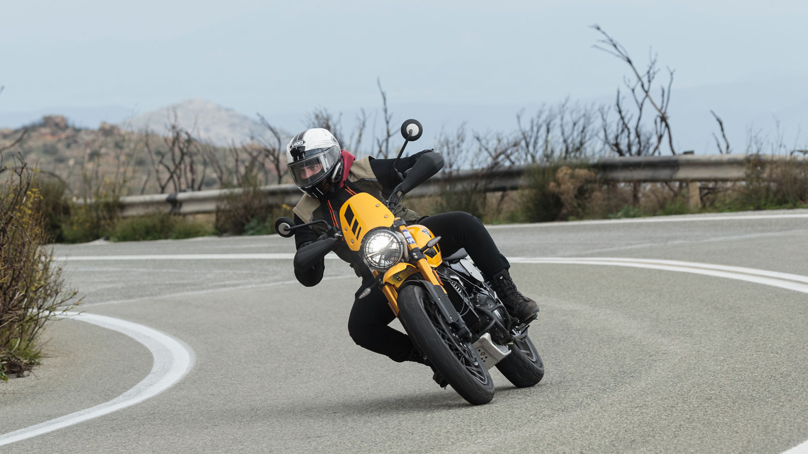 Για αναβάτες που ζητούν ξεχωριστή εμφάνιση, ποιοτικά φινιρίσματα και πραγματική ευκολία στην καθημερινότητα, η Scrambler 400 XC είναι μια επιλογή που ξεχωρίζει και δικαιολογεί κάθε ευρώ.