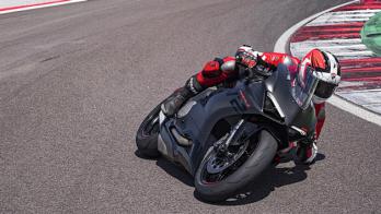Ducati Panigale V2:     Black on Black