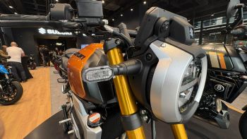   LED  (Mono-Round Headlight)      Suzuki,      . 