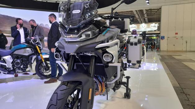 800MT: Η μεγαλύτερη adventure της CFMoto 