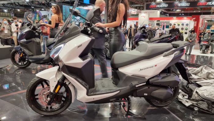 SYM Joyride 300: GT scooter με 16άρη τροχό 