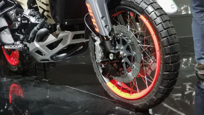 Benelli TRK 800: Με 19άρη τροχό και πλήρως ρυθμιζόμενο αμορτισέρ 