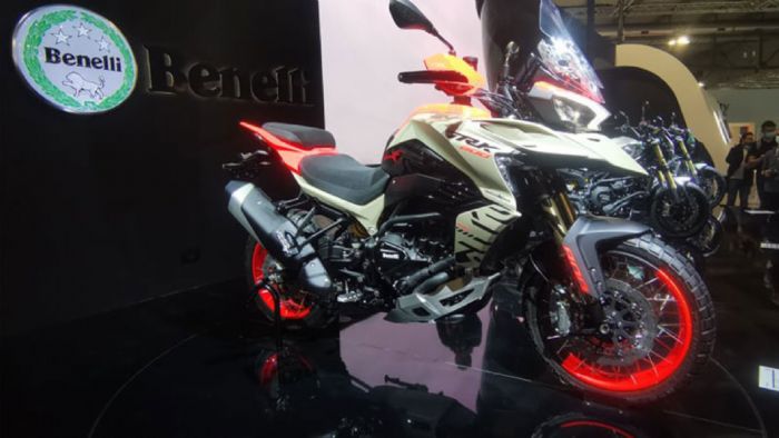 Benelli TRK 800: Με 19άρη τροχό και πλήρως ρυθμιζόμενο αμορτισέρ 