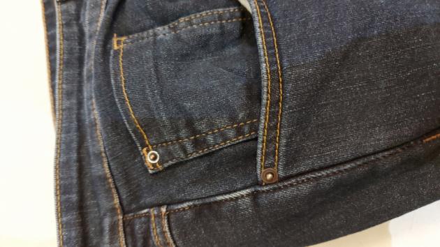 Τα μοναδικά rivets σε όλο το παντελόνι είναι τοποθετημένα  στο πλάι και έτσι δεν ενοχλούν.