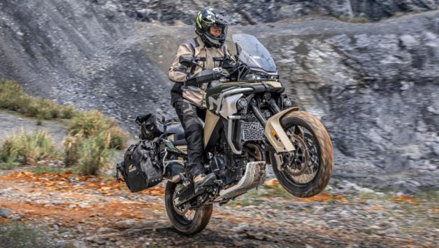 Έφτασε στηv Ελλάδα το συλλεκτικό CFMOTO 800ΜΤ Sandstone Yellow  