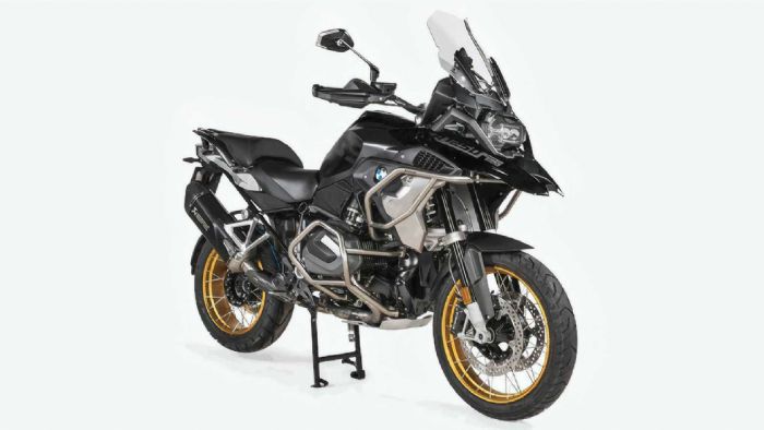 Μία R 1250 GS με τα κάγκελα της Akrapovic τοποθετημένα. 