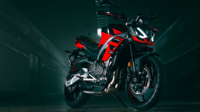 Aprilia Tuono 457 - Αποδίδει τη μεγαλύτερη ιπποδύναμη της κατηγορίας στους 48 ίππους στις 9.400 σ.α.λ. και ροπή 43,5 Nm στις 6.700 σ.α.λ.