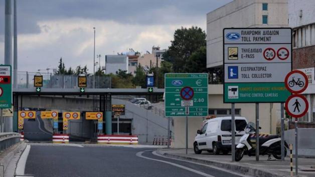 Αττική Οδός: Ένοπλη ληστεία με μοτοσυκλέτα στα διόδια 