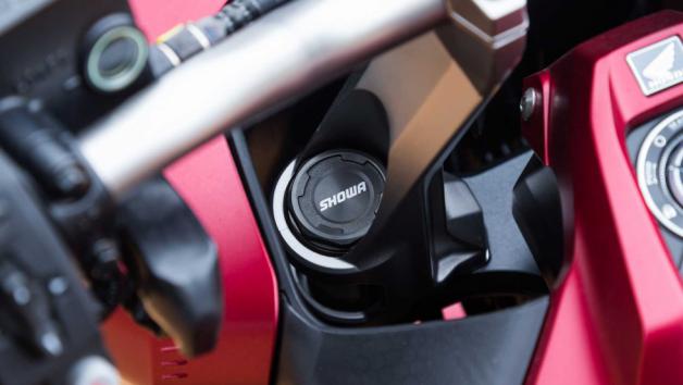 Οι αναρτήσεις της Showa είναι με διαφορά ότι ποιοτικότερο στην κατηγορία. Το ανεστραμμένο πιρούνι των 37 χιλιοστών, με τη διαδρομή των 125 χιλιοστών, στηρίζεται επάνω σε τιμονόπλακες μεγάλου μεγέθους 