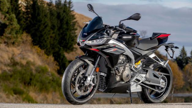 Η Aprilia Tuono 660 έρχεται με άγριες διαθέσεις και την έκδοση Factory, με σημαντικές αλλαγές από το απλό μοντέλο, που όμως κάνουν την διαφορά. Απευθύνεται σε πιο ανήσυχους αναβάτες και υπόσχεται αρκε