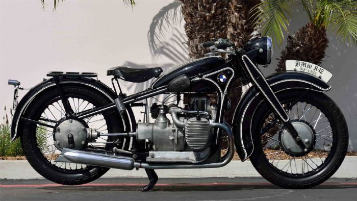 H BMW R12, μία από τις πρώτες 2 μοτοσυκλέτες του κόσμου με υδραυλικό, τηλεσκοπικό πιρούνι. Η δεύτερη είναι η, επίσης BMW, R17. 