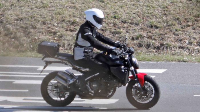 Ducati Monster V2 890cc εν ώρα δοκιμής Ducati Monster V2 890cc εν ώρα δοκιμής