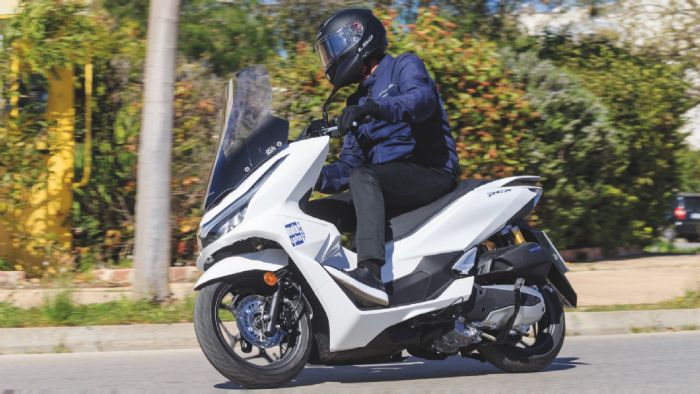 Honda PCX 125 DX - Μπαίνει στο 2025 με νέα, πλουσιότερη έκδοση και στόχο —τι άλλο;— την κορυφή.