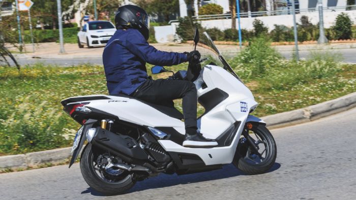 Τα επίπεδα ελέγχου είναι υψηλότατα και γνωρίζεις ανά πάσα στιγμή τι συμβαίνει κάτω από τις ρόδες, χωρίς την ίδια στιγμή να ενοχλείσαι από λακούβες και κακοτεχνίες. 