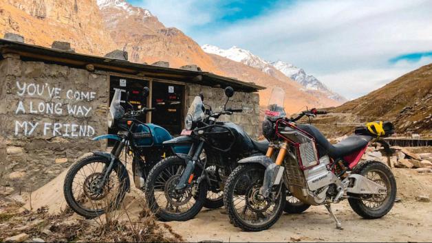 Παλιό και καινούριο Himalayan, αερόψυκτο και υδρόψυκτο και δίπλα το μέλλον: Him-E