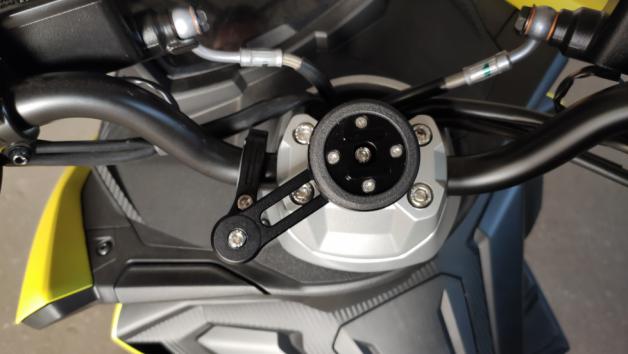 Η Moto Mount Pro μπορεί να τοποθετηθεί αριστερά ή δεξιά από το καβαλέτο και ο περιστρεφόμενος βραχίονας να φέρει το κινητό στο κέντρο.